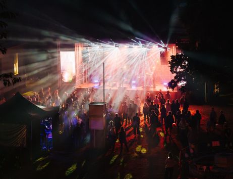Bühne mit Lichtshow und Menschen