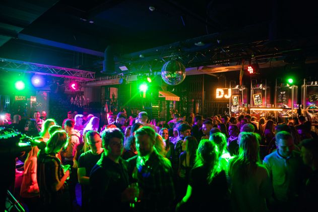 Tanzfläche voller Gäste in Astra Brauerei