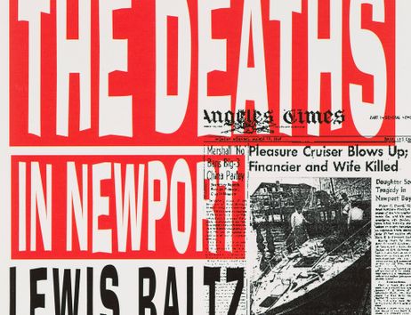 Zeitungsseite mit rotem Text 'THE DEATHS IN NEWPORT' und einem Artikel über eine Explosion auf einem Kreuzfahrtschiff.