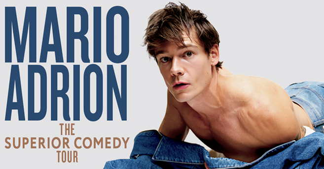 Ein Mann posiert oberkörperfrei mit Jeans, daneben steht der Text 'Mario Adrion - The Superior Comedy Tour'.