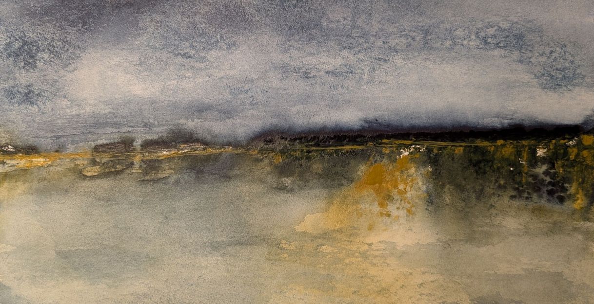 Abstrakte Aquarellmalerei mit blauen und gelben Tönen, die eine Landschaft andeuten.