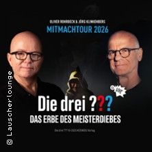 Plakat für 'Die drei ??? - Das Erbe des Meisterdiebes' Mitmachhörspiel mit zwei Männern und einer mysteriösen Figur.