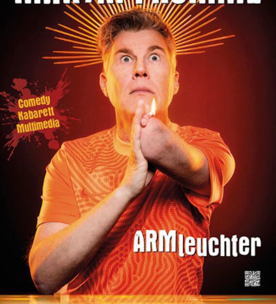 Plakat von Martin Fromme mit dem Titel ARMleuchter, zeigt ihn in oranger Kleidung mit einem Lichtschein hinter dem Kopf.