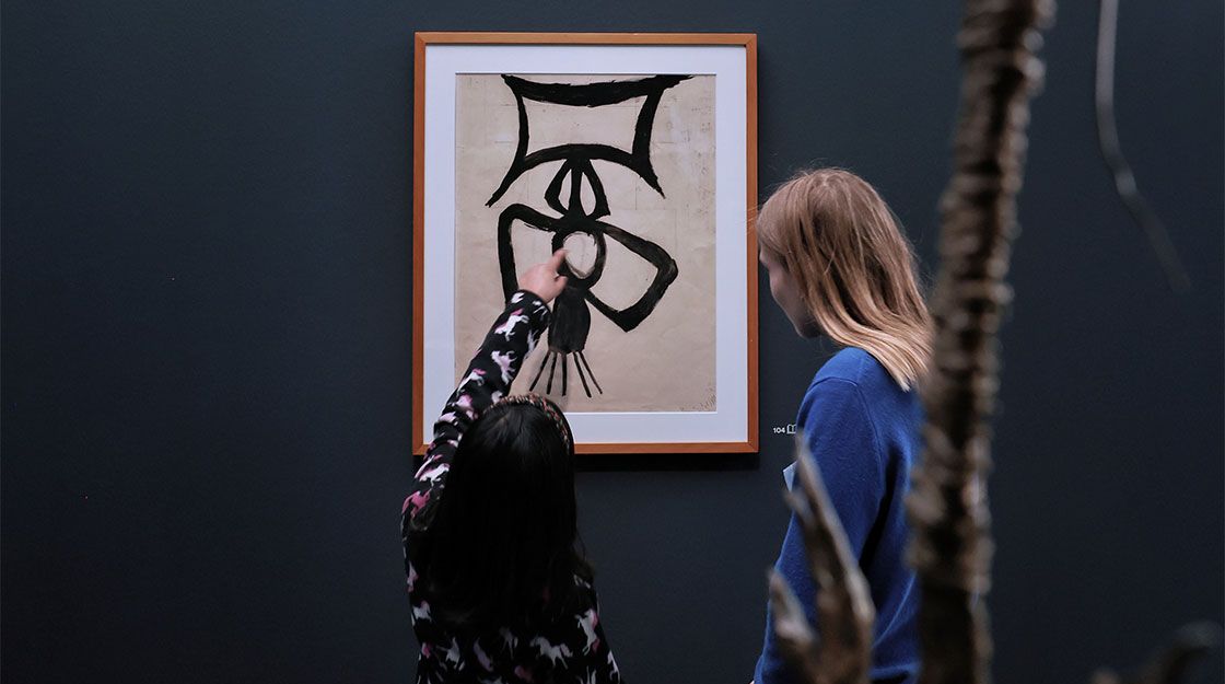 Zwei Kinder vor einem Gemälde