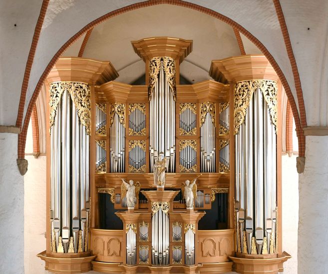 Arp-Schnitger-Orgel in einer Kirche mit reich verzierten Pfeifen und goldenen Details.