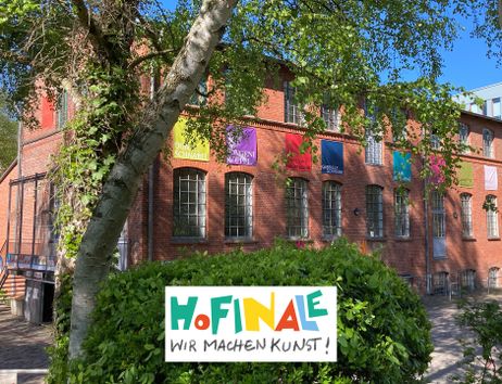 Goldbekhof mit bunten Bannern und einem Hofinale-Logo