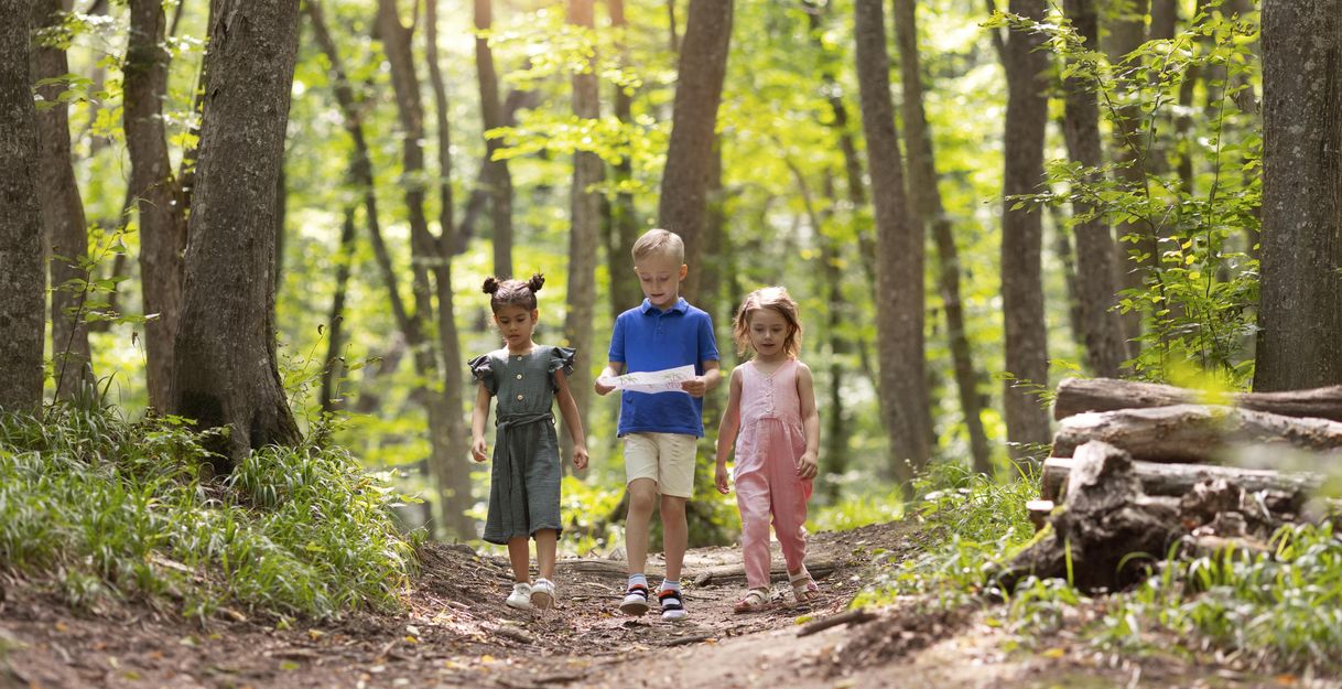 Neugierige Kinder bei einer Schatzsuche