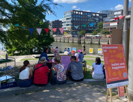 Teilnehmende eines Workshops in der HafenCity