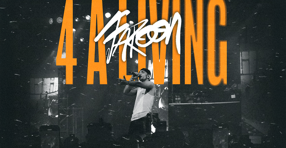 Ein Musiker performt auf einer Bühne mit dem Schriftzug '4 A Living' im Hintergrund.