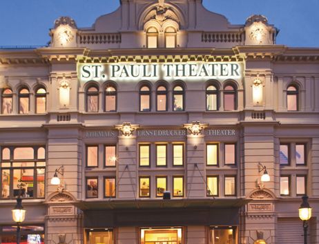 St. Pauli Theater am Abend