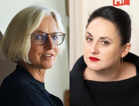 Zwei Frauen in einem geteilten Bild, eine mit blonden Haaren und Brille, die andere mit dunklen Haaren und rotem Lippenstift.