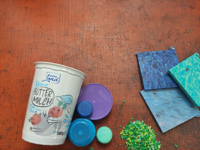 Joghurtbecher, Deckel; Plastik geschreddert, recycelte Plastik-Quadrate