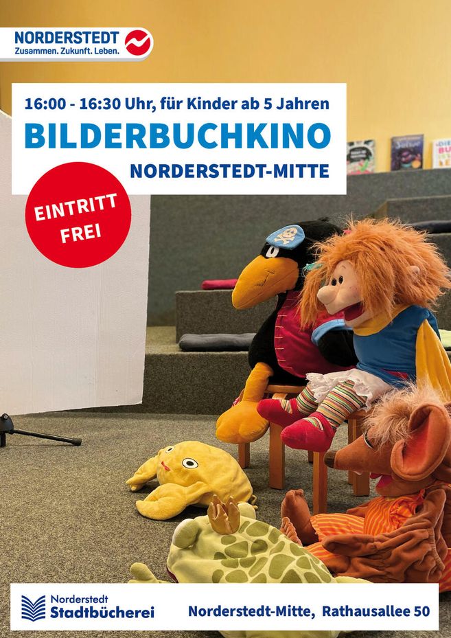 Plüschfiguren auf Stühlen in einem Raum mit Werbeplakat für Bilderbuchkino in Norderstedt-Mitte.