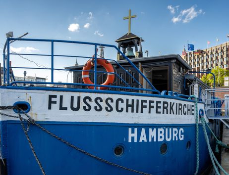 Die Flussschifferkirche am Anleger Kajen im Sommer.