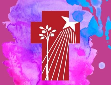 Logo des KiGo – Der Kindergottesdienst im Christophorushaus: rotes Kreuz mit Baum und Stern vor pink-violettem Aquarellhintergrund.