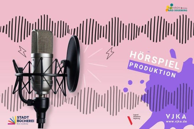 Ein Mikrofon steht im Vordergrund vor einem pinken Hintergrund mit Wellenformen. Es handelt sich um eine Ankündigung für die Produktion von Hörspielen.