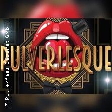Grafik mit roten Lippen, Zylinder und dem Schriftzug 'Pulverlesque'.