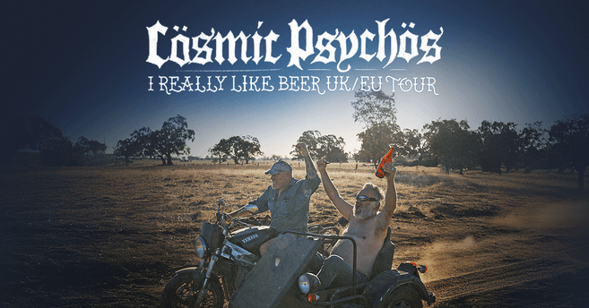 Zwei Männer auf einem Motorrad mit Beiwagen in einer ländlichen Landschaft, einer hält eine Bierflasche hoch. Text: Cosmic Psychos - I Really Like Beer UK/EU Tour.
