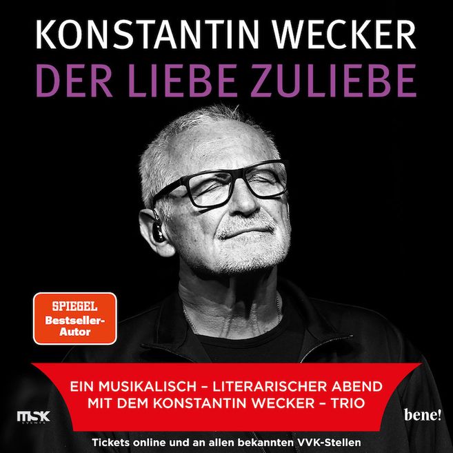 Schwarz-weiß Foto eines älteren Mannes mit Brille und geschlossenen Augen vor schwarzem Hintergrund.