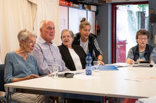Fröhliche Menschen singen gemeinsam beim "Generationen-Singen am Sontag - Musik für alle"