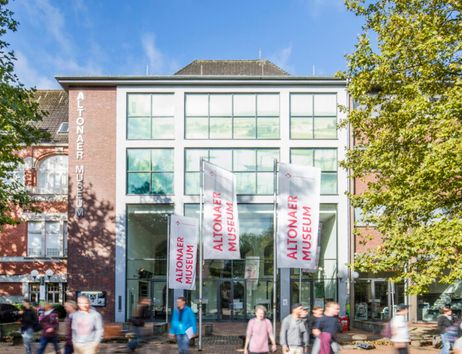 Außenansicht des Altonaer Museums mit vorbeigehenden Menschen.
