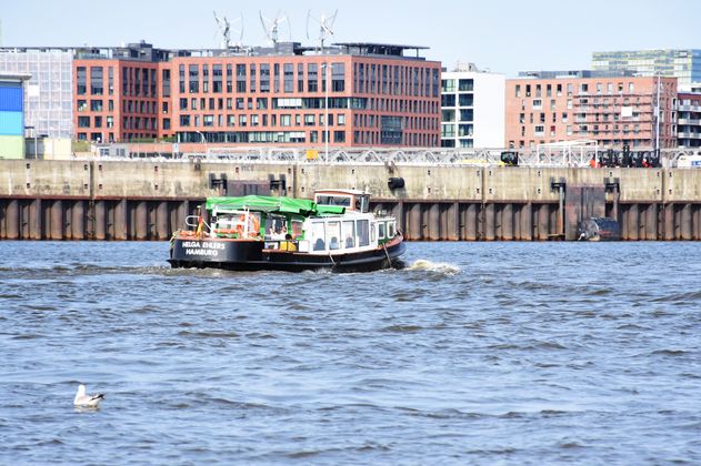 Eine Barkasse im Hafen