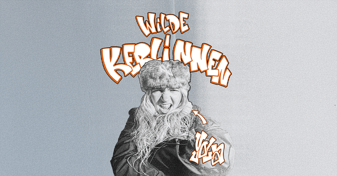 Schwarz-weißes Bild einer Person mit Pelzmütze und langen Haaren, umgeben von dem Schriftzug 'Wilde Kerl:innen' und 'Yola'.