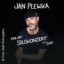 Porträt von Jan Plewka mit schwarzem Hintergrund und Text: 'Eine Art Solokonzert mit Band'.