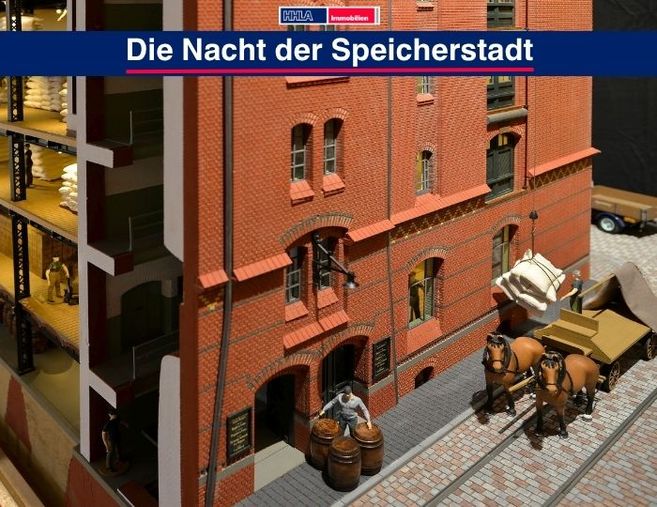 Modell einer historischen Lagerhalle mit Pferdekutsche und Figuren in der Speicherstadt.