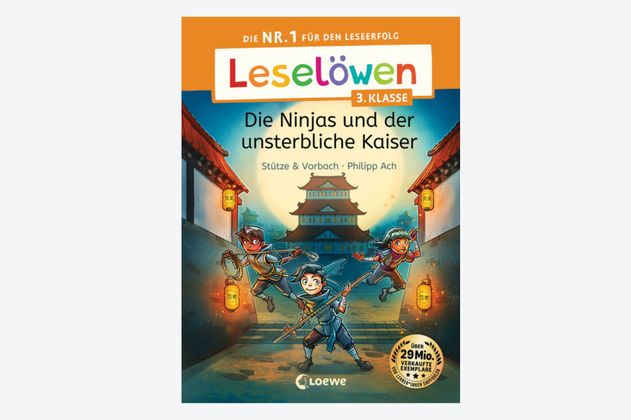 Buchcover von 'Die Ninjas und der unsterbliche Kaiser' aus der Leselöwen-Reihe für die 3. Klasse, zeigt drei Ninjas vor einem asiatischen Gebäude.