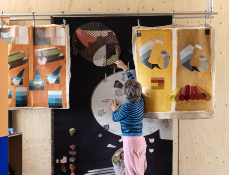 Eine Person in einem Kunststudio.