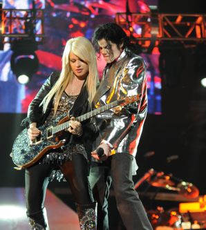 Michael Jackson auf der Bühne mit der Gitarristin Orianthi Panagaris