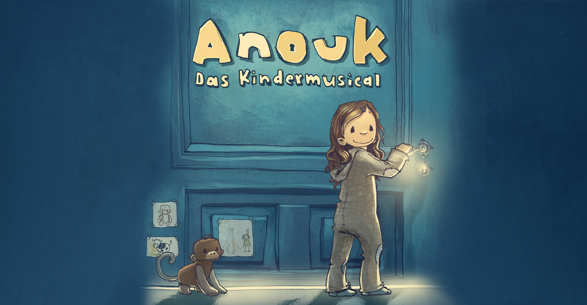 Illustration eines Mädchens in einem Pyjama, das eine Tür öffnet, mit einem Stoffaffen daneben. Der Titel 'Anouk - Das Kindermusical' ist darüber zu sehen.