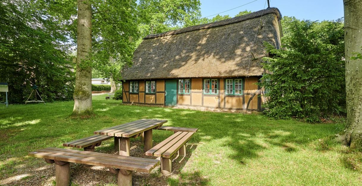 Kleines Fachwerk aus mit Reetdach