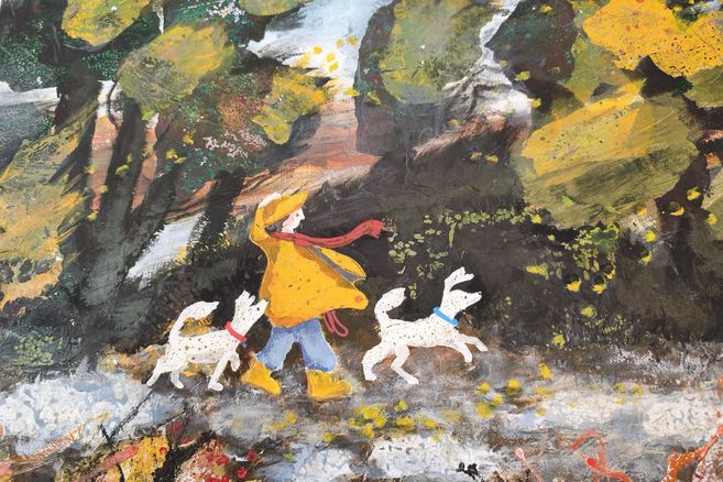 Gemälde einer Person in gelber Kleidung mit zwei weißen Hunden auf einem Waldweg zwischen großen Bäumen in herbstlichen Farben.