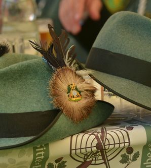 Zwei grüne Schützenhüte mit Federn