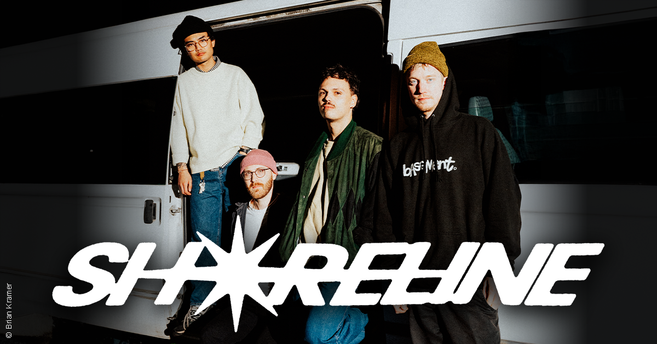 Vier Männer stehen vor einem weißen Van mit dem Schriftzug 'SHORELINE'.
