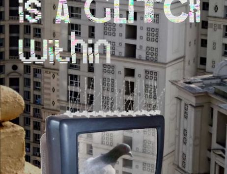 Ein Fernseher zeigt eine Taube vor einem Hochhaus. Der Text 'A Pigeon is a Glitch Within' ist darübergelegt.