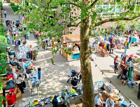 Der Flohmarkt kurz vor Beginn in der Vogelperspektive