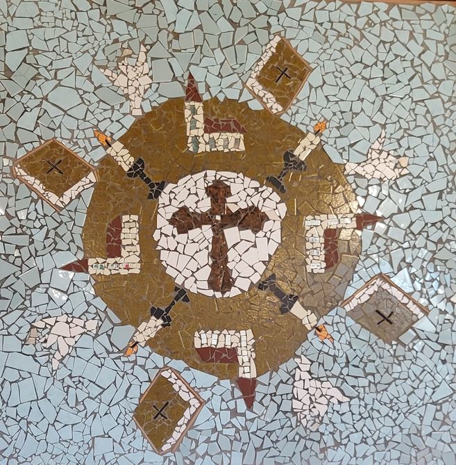 Mosaik mit Kreuz, Kerzen, Kirchen und Bibeln in einer kreisförmigen Anordnung auf hellem Hintergrund.
