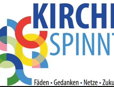 Logo mit bunten Kreisen und dem Text 'Kirche spinnt'.