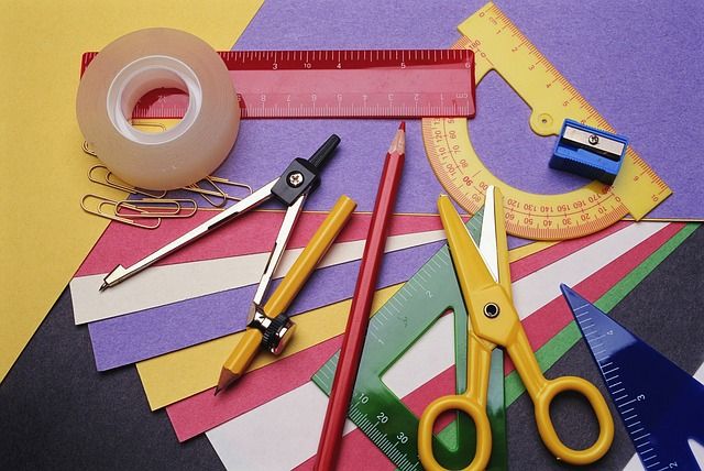 Papier, Schere, Zirkel, Stifte, Lineal, Tesa, Spitzer, Büroklammern