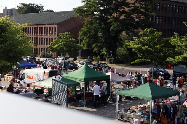 Marktplatz Neugraben,viele Stände und Menschen.