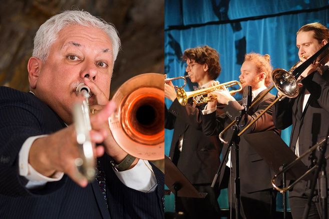 Ein Trompeter spielt leidenschaftlich, daneben eine Gruppe von Musikern mit Blechblasinstrumenten auf einer Bühne.