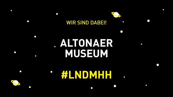 Grafik mit dem Text 'Wir sind dabei! Altonaer Museum #LNDMHH' auf schwarzem Hintergrund mit kleinen Planeten und Sternen.