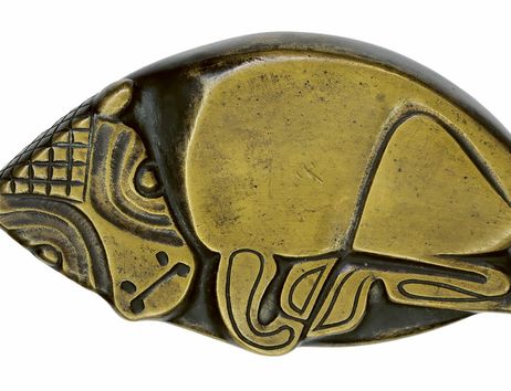 Bronzeskulptur eines liegenden Kälbchens von Ewald Mataré, 1944.