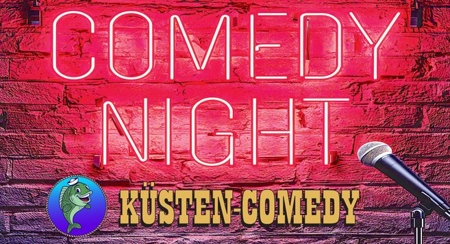 Neon-Schriftzug 'Comedy Night' auf roter Backsteinwand mit Mikrofon und Küsten-Comedy-Logo.