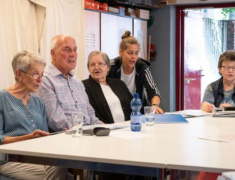 Fröhliche Menschen singen gemeinsam beim "Generationen-Singen am Sontag - Musik für alle"