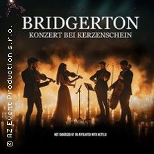 Vier Musiker spielen Streichinstrumente bei Kerzenschein.