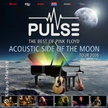 Poster der Tour 'Pulse - The Best of Pink Floyd: Acoustic Side of the Moon' mit einem Klavier und Gitarre auf einer Mondlandschaft.